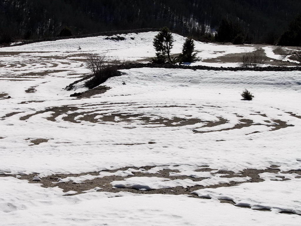 Premier groupe de neuf anneaux de neige formant un Cercle plein de Lumière et annonçant une Vie toute neuve...
